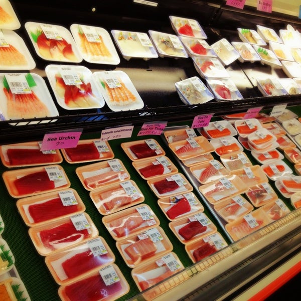 รูปภาพถ่ายที่ Tensuke Market &amp; Sushi Cafe โดย Sophie C. เมื่อ 8/5/2013