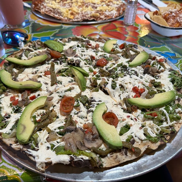 Das Foto wurde bei Guelaguetza Restaurant von Vipul S. am 8/31/2023 aufgenommen