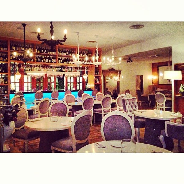 9/19/2013에 Vivienne💋님이 Zender&#39;s Restaurant &amp; Bar에서 찍은 사진