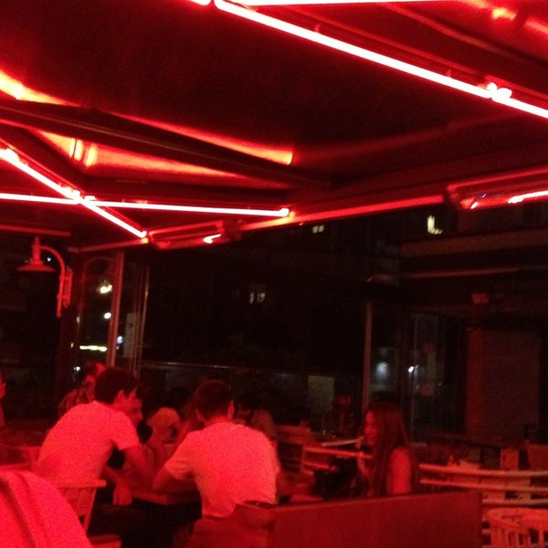 รูปภาพถ่ายที่ Cinema Cafe &amp; Bar โดย Nedim V. เมื่อ 7/12/2013