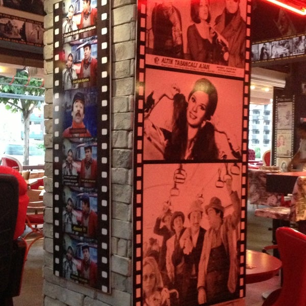 Foto scattata a Cinema Cafe &amp; Bar da Nedim V. il 7/15/2013
