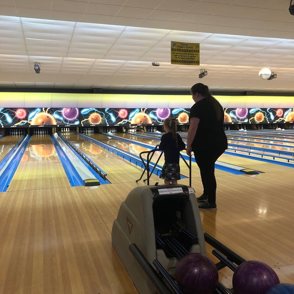 Боулинг люди. Александровский сад боулинг. Premium bowling oculus quest 2. Квест боулинг. Боулинг в челябинске гагарин парк.