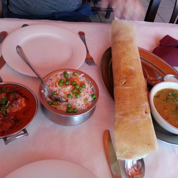 Foto tomada en Gandhi Fine Indian Cuisine  por Allison M. el 7/25/2014