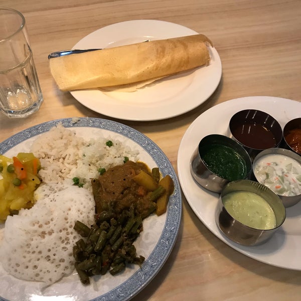 Foto tomada en Mayura Indian Restaurant  por Ashley el 10/6/2019