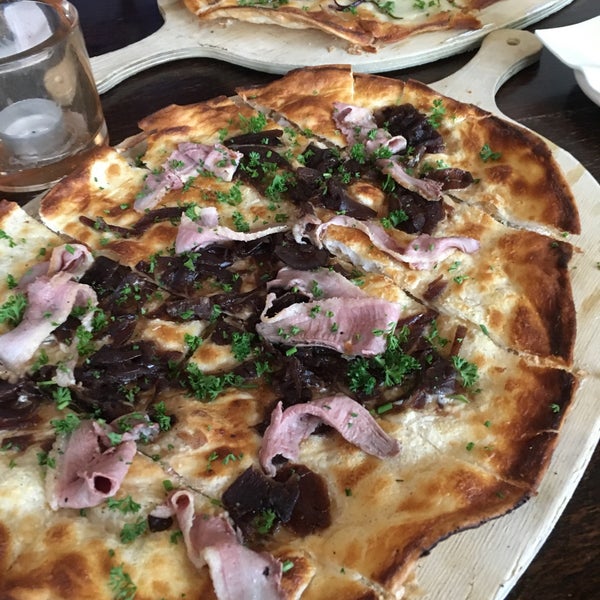 Delicious Flammkuchen 😋We had zuchini with garlic and thyme and duck with caramelised onions