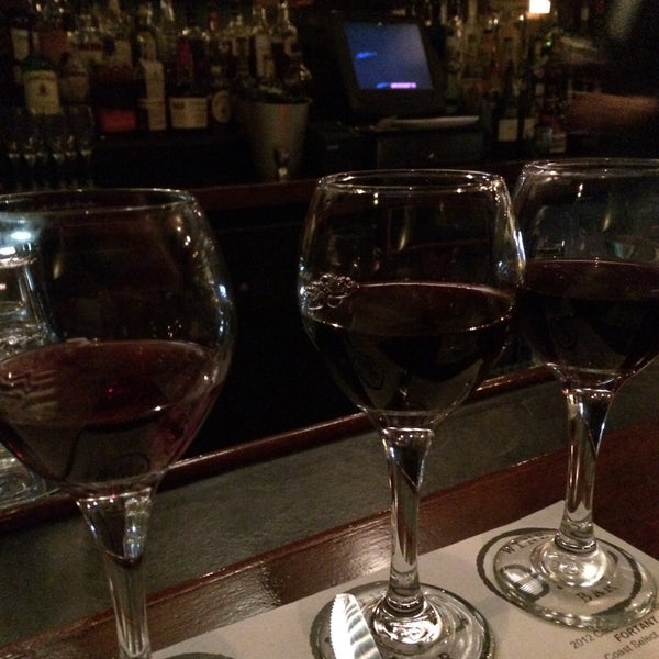 Photo prise au DOC Wine Bar par Katylou M. le10/16/2015