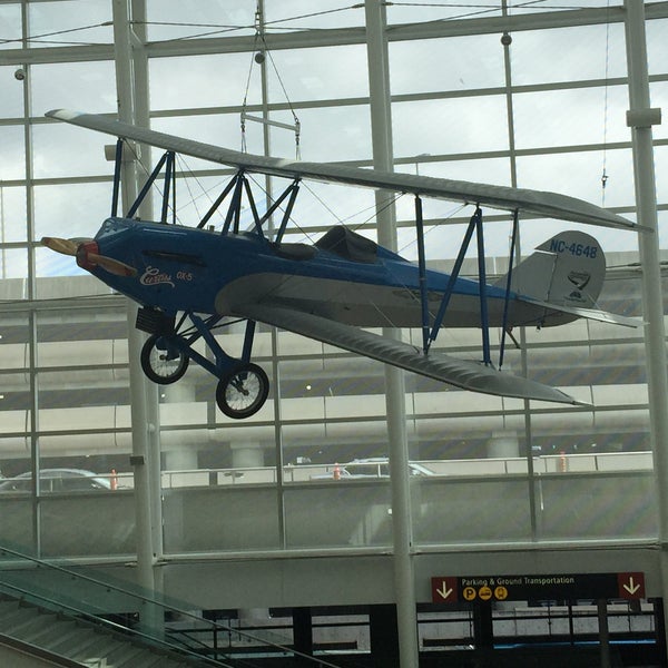 5/26/2015에 Suriya S.님이 시애틀 터코마 국제공항 (SEA)에서 찍은 사진