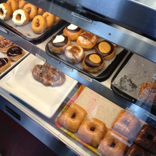 รูปภาพถ่ายที่ Donuts To Go โดย Rich H. เมื่อ 11/18/2012