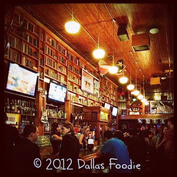 Foto tirada no(a) Library Bar por Dallas Foodie (. em 3/13/2012