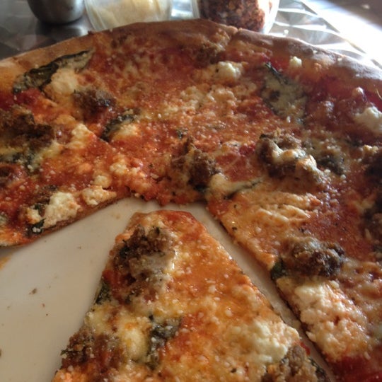 6/10/2012 tarihinde Scott E.ziyaretçi tarafından Napa Wood Fired Pizzeria'de çekilen fotoğraf