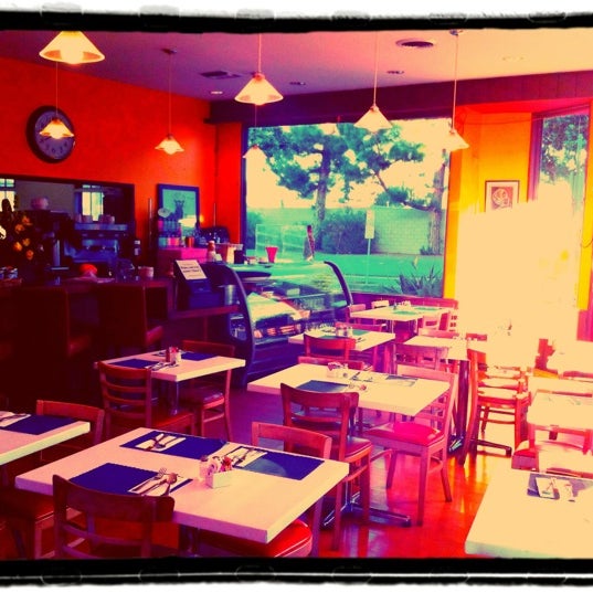 รูปภาพถ่ายที่ Cafe Laurent โดย Plan K. เมื่อ 11/8/2011