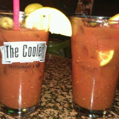 Foto tomada en The Cooler Restaurant &amp; Bar  por Christina W. el 10/9/2011