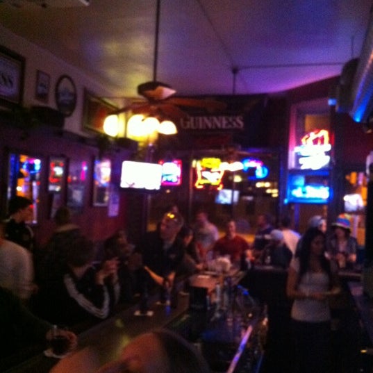 3/14/2012 tarihinde Brandon C.ziyaretçi tarafından Eastsider Bar'de çekilen fotoğraf