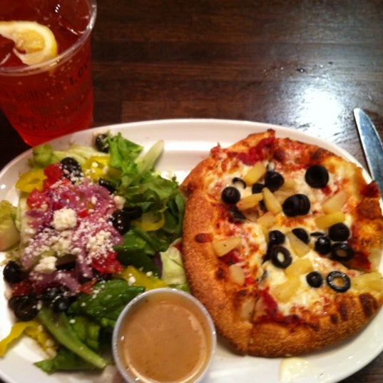 Foto scattata a Uncle Maddio&#39;s Pizza Joint da Lacey C. il 5/5/2012