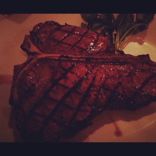 Снимок сделан в Shula&#39;s Steak House пользователем Krissy G. 4/29/2012