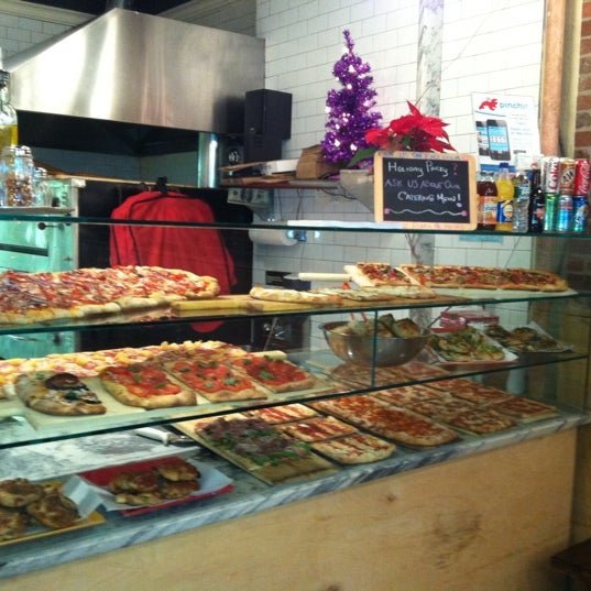รูปภาพถ่ายที่ Merilu Pizza Al Metro โดย Meg เมื่อ 12/7/2011