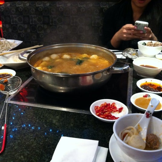 Photo taken at Fatty Cow Seafood Hot Pot 小肥牛火鍋專門店 by Jenny on 1/31/2012