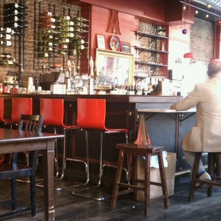 Foto scattata a Abigail Cafe &amp; Wine Bar da Brittany A. il 4/30/2011
