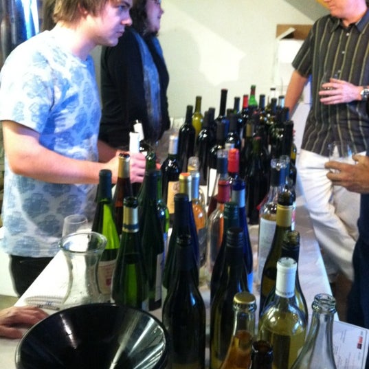 Foto tomada en Bonacquisti Wine Company  por Lauren H. el 5/15/2012