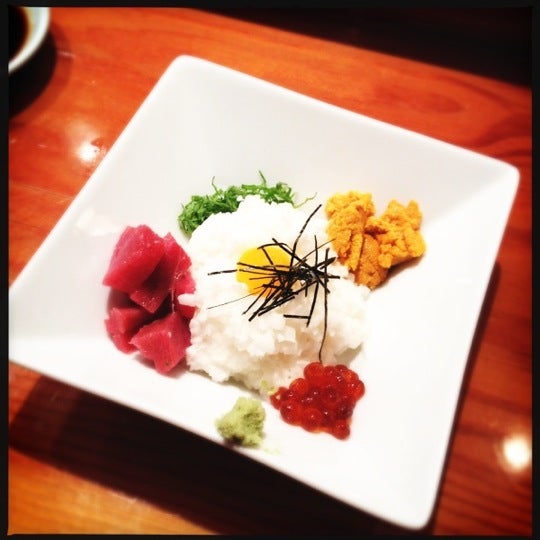 12/17/2011 tarihinde ✨Katie✨ziyaretçi tarafından Koi Japanese Cuisine'de çekilen fotoğraf