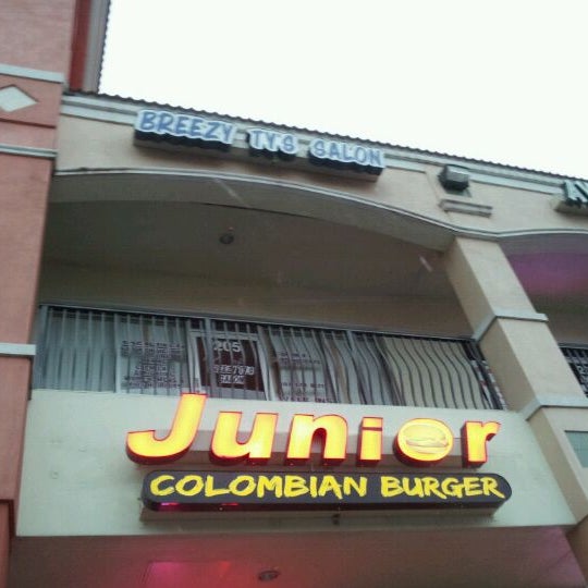 Foto scattata a Junior Colombian Burger - South Kirkman Road da Amazing N. il 2/26/2012