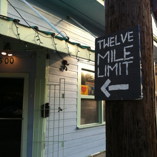 รูปภาพถ่ายที่ Twelve Mile Limit โดย Lynda W. เมื่อ 3/2/2012