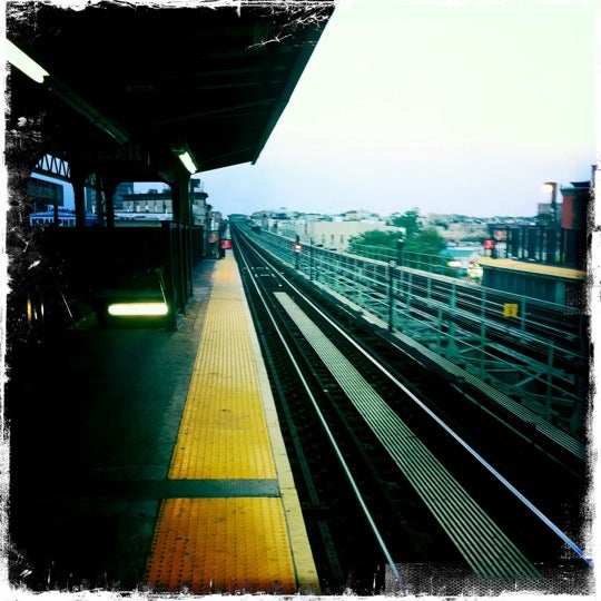Foto tomada en MTA Subway - M Train  por Alexa H. el 8/16/2011
