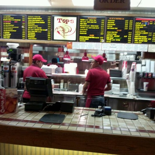 12/11/2011 tarihinde Tully R.ziyaretçi tarafından Tops Burger'de çekilen fotoğraf