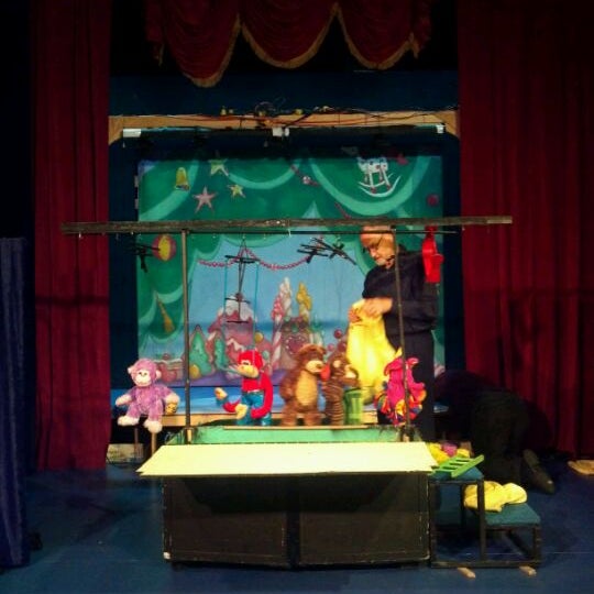 รูปภาพถ่ายที่ The Puppet Co. At Glen Echo Park โดย Jon G. เมื่อ 11/12/2011