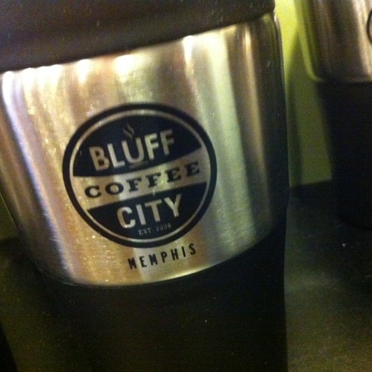 Foto tirada no(a) Bluff City Coffee por Chef Jason D. em 4/17/2012