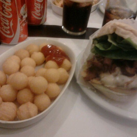 Photo taken at Garota Paulista Burger &amp; Salad by Fernanda T. on 12/22/2011