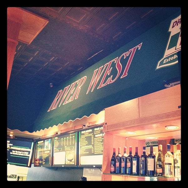 2/3/2012 tarihinde Johnny A.ziyaretçi tarafından D&#39;Agostino&#39;s Pizza and Pub River West'de çekilen fotoğraf