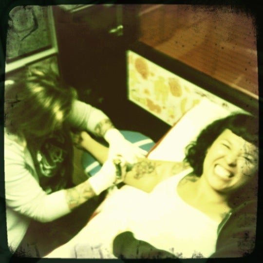 Das Foto wurde bei LTW Tattoo &amp; Piercing von EXOTICO TATTOO BARCELONA am 4/16/2012 aufgenommen