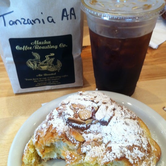 Foto tirada no(a) Alaska Coffee Roasting Co. por Cortney M. em 3/11/2012