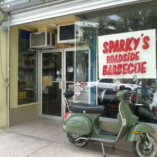 รูปภาพถ่ายที่ Sparky&#39;s Roadside BBQ โดย Ricky R. เมื่อ 10/23/2011
