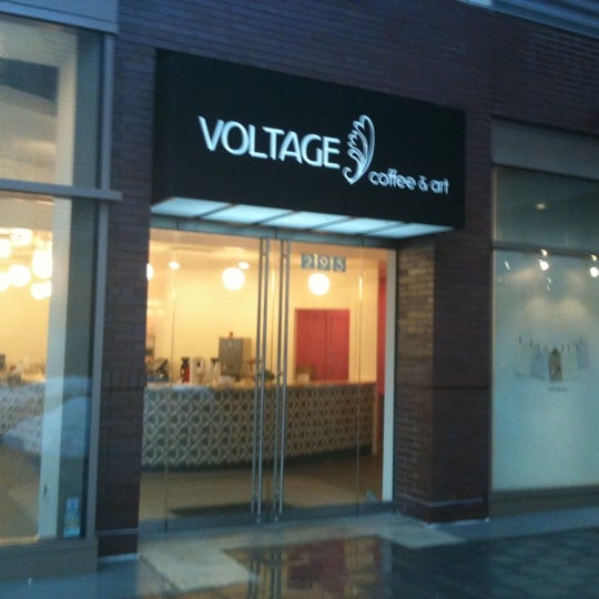 Foto diambil di Voltage Coffee &amp; Art oleh Eric A. pada 2/25/2011