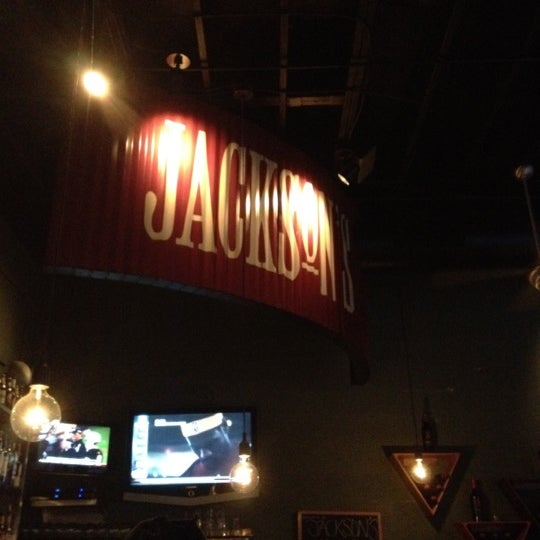 Foto diambil di Jackson&#39;s Bar &amp; Bistro oleh Nicole O. pada 2/17/2012