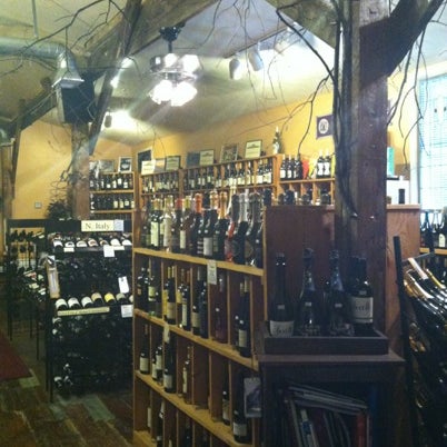 Foto diambil di Folgarelli&#39;s Market &amp; Wine Shop oleh Jessica F. pada 8/4/2012
