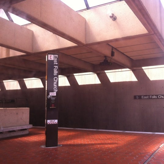 East Falls Church Metro Station Arlingtonの地下鉄駅