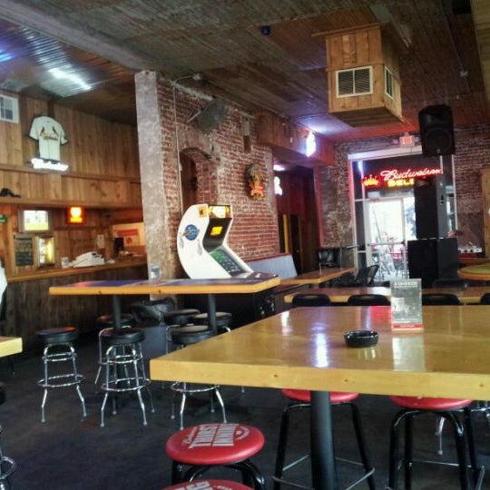 รูปภาพถ่ายที่ Woody&#39;s Corner Bar โดย Stephen Y. เมื่อ 4/26/2012