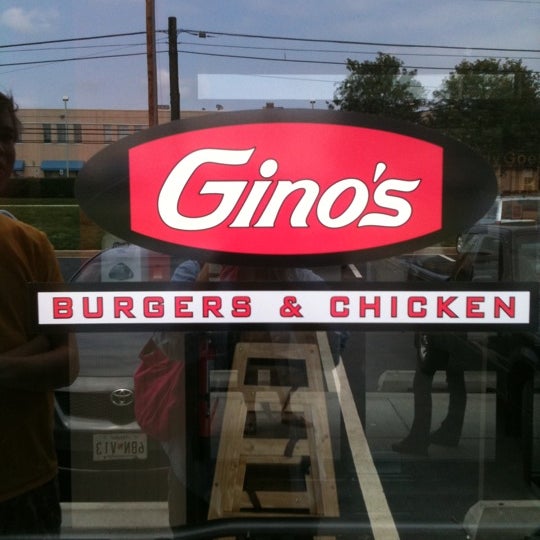 Снимок сделан в Gino&#39;s Burgers &amp; Chicken пользователем Beth W. 9/2/2011