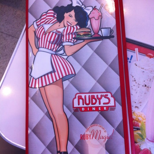 รูปภาพถ่ายที่ Ruby&#39;s Diner โดย Sam K. เมื่อ 12/26/2011