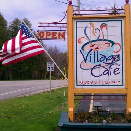 รูปภาพถ่ายที่ Village Cafe โดย Cat K. เมื่อ 5/13/2011
