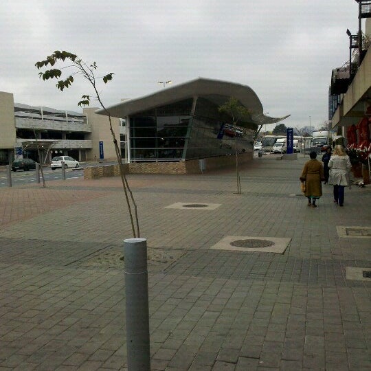 Foto tomada en Gautrain Rosebank Station  por Sipho M. el 6/22/2012