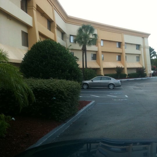 Foto diambil di La Quinta Inn &amp; Suites Orlando South oleh Rosa L. pada 8/28/2011