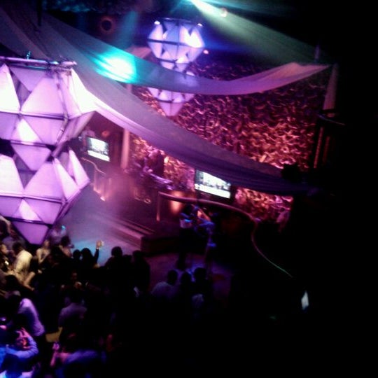 Das Foto wurde bei Lava Nightclub at Turning Stone Resort Casino von Patricia R. am 1/1/2012 aufgenommen