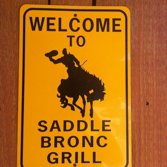 Das Foto wurde bei Saddle Bronc Grill von Kristen K. am 3/31/2012 aufgenommen