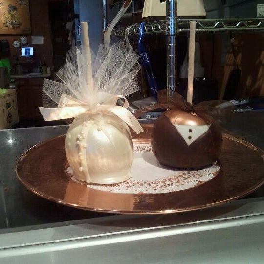 Photo taken at Amy&#39;s Candy Kitchen &amp; Gourmet Caramel Apples by Trish K. on 8/31/2011