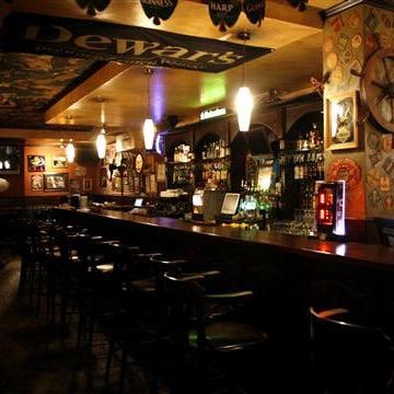 По препоръка на Виктор Мещеров посещаваме City Pub-a във Търново, да видим наистина ли са приказливи барманите и приятен персонала...