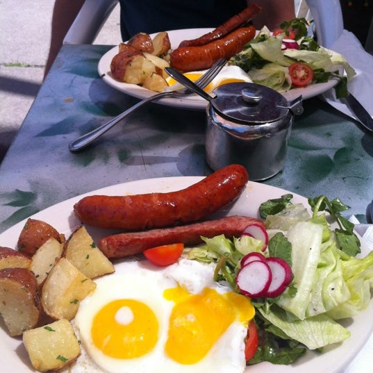 5/18/2012 tarihinde Keira C.ziyaretçi tarafından Cafe Steinhof'de çekilen fotoğraf